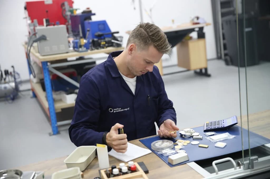 Taxatie van goud en edelmetaal aan de werkplek met professionele apparatuur