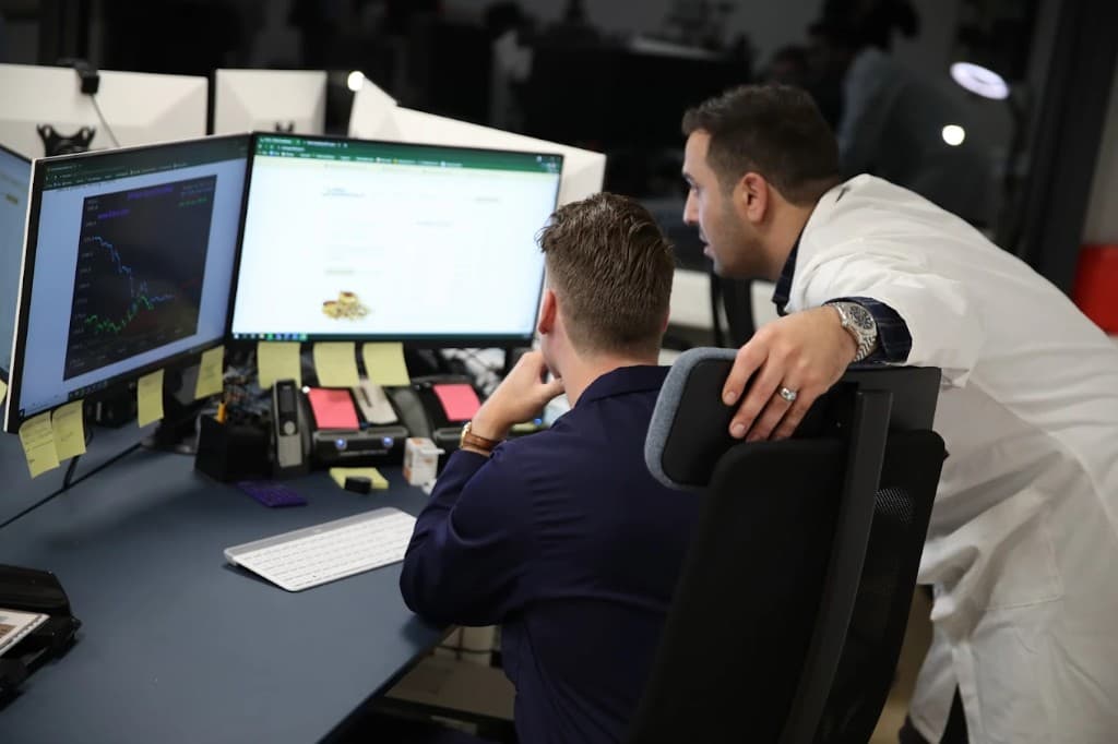 Collega’s bespreken koersen en orders achter de schermen