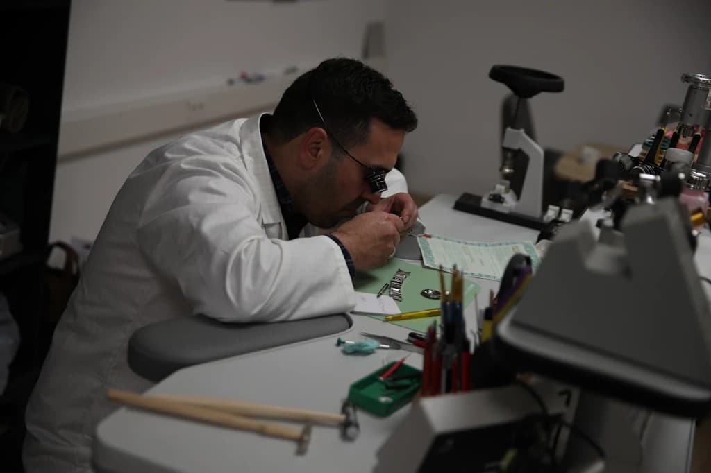 Vakman aan het werk met precisiegereedschap