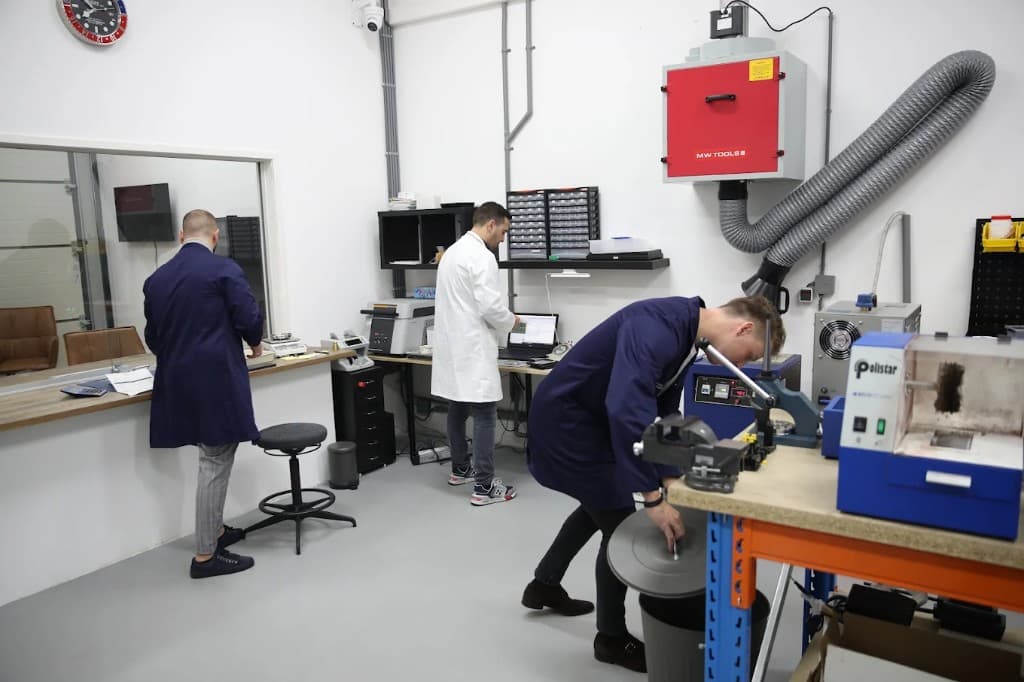 Werkplaats met vakmensen aan het werk aan edelmetaal en apparatuur